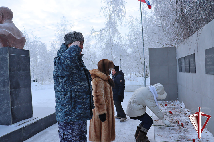 В Якутске росгвардейцы почтили память Александра Рыжикова и Станислава Голомарева 