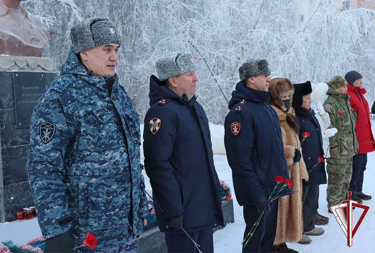 В Якутске росгвардейцы почтили память Александра Рыжикова и Станислава Голомарева 