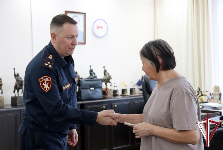 Росгвардия передала награду матери якутянина, погибшего в зоне проведения СВО