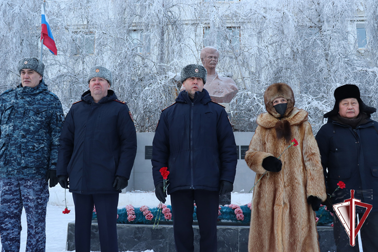 В Якутске росгвардейцы почтили память Александра Рыжикова и Станислава Голомарева 