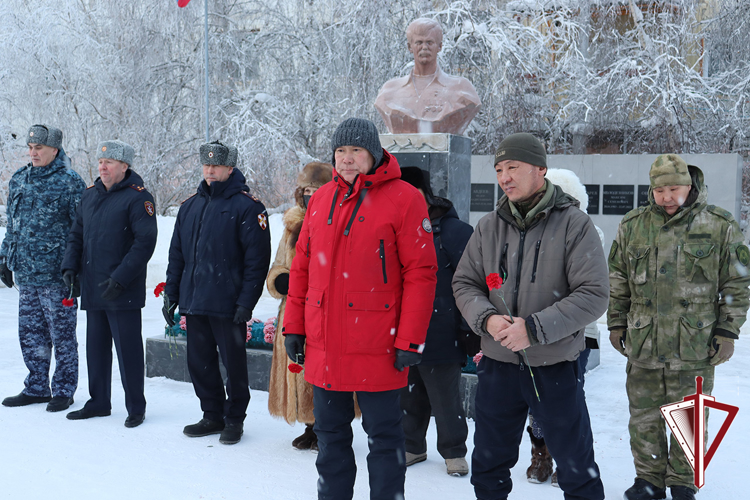 В Якутске росгвардейцы почтили память Александра Рыжикова и Станислава Голомарева 
