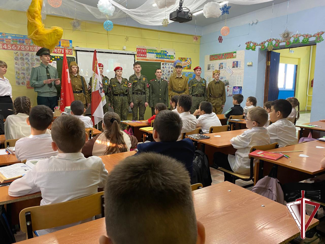 Росгвардия и юнармейцы ВПК «Альфа» провели для учеников школ Олекминска беседу на тему «Блокадный хлеб»   