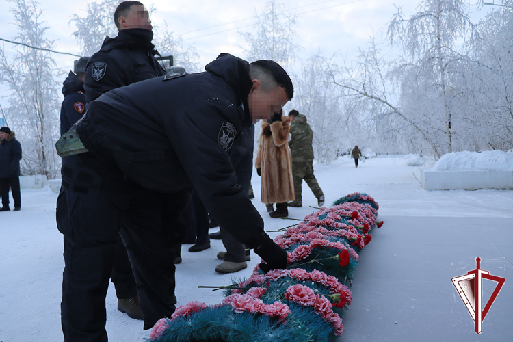 В Якутске росгвардейцы почтили память Александра Рыжикова и Станислава Голомарева 