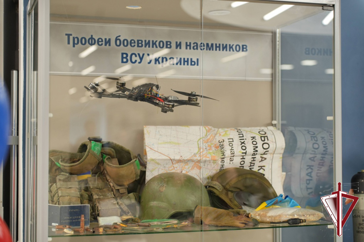 В национальной библиотеке Якутии открылась выставка «СВОи родные: ОМОН. Бизон»