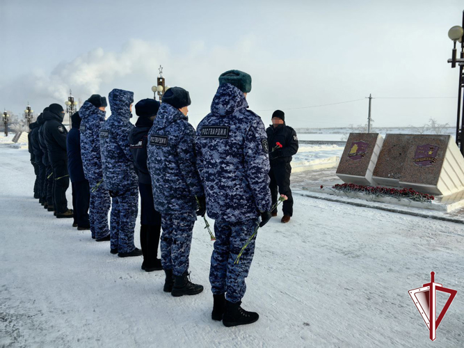 В Якутске росгвардейцы возложили цветы в честь 82-й годовщины Сталинградской битвы