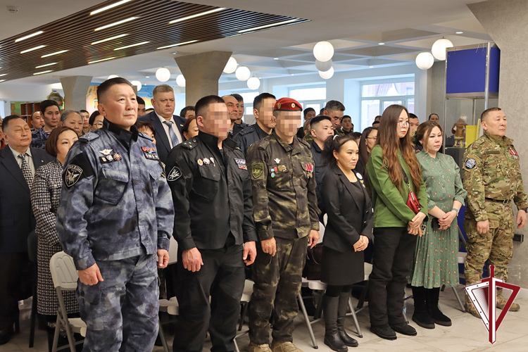 В национальной библиотеке Якутии открылась выставка «СВОи родные: ОМОН. Бизон»