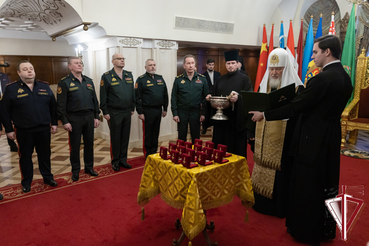В храме Христа Спасителя освятили нательные кресты для росгвардейцев – участников СВО