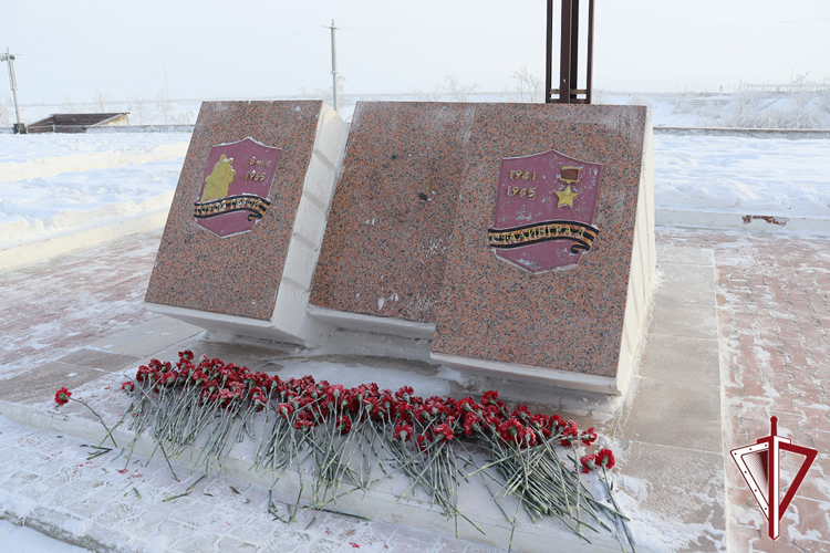 В Якутске росгвардейцы возложили цветы в честь 82-й годовщины Сталинградской битвы