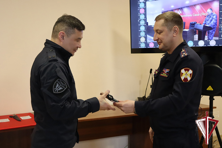 Бойцам спецназа Росгвардии вручили якутские ножи от Главы республики