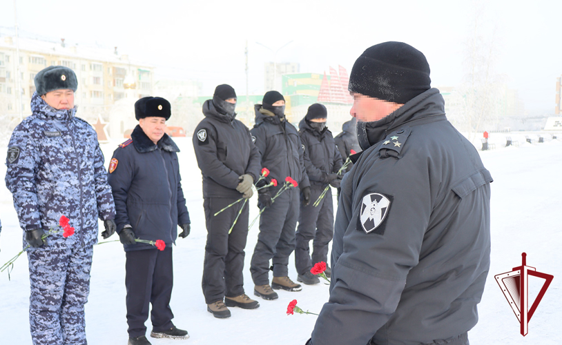 В Якутске росгвардейцы возложили цветы в честь 82-й годовщины Сталинградской битвы