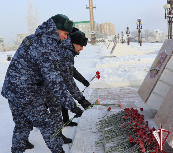 В Якутске росгвардейцы возложили цветы в честь 82-й годовщины Сталинградской битвы
