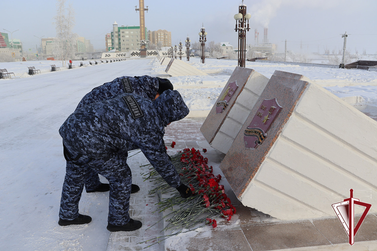 В Якутске росгвардейцы возложили цветы в честь 82-й годовщины Сталинградской битвы