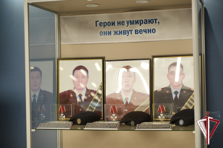 В национальной библиотеке Якутии открылась выставка «СВОи родные: ОМОН. Бизон»