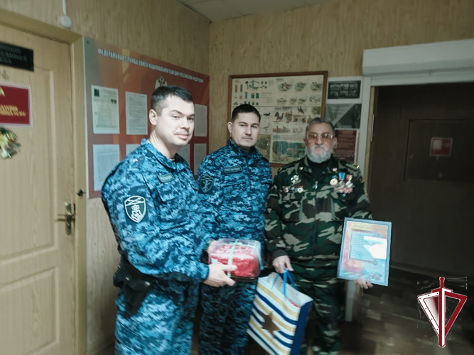 Нерюнгринские росгвардейцы поздравили с 23 февраля филиал районной ассоциации ветеранов правопорядка Якутии