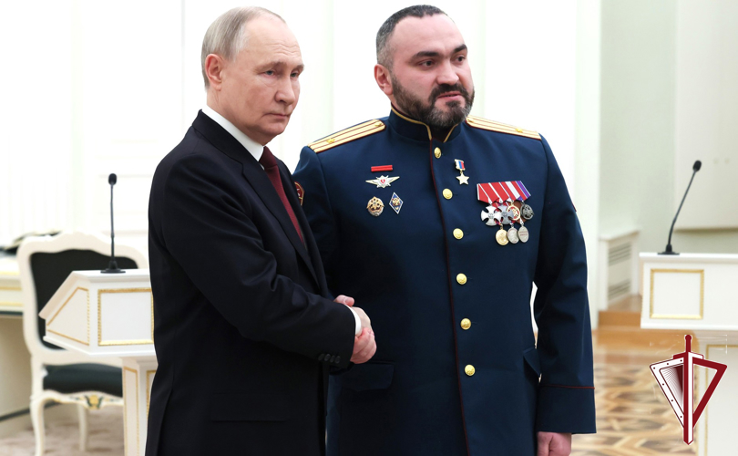 Президент России Владимир Путин вручил офицерам Росгвардии Героям России медали «Золотая Звезда» 
