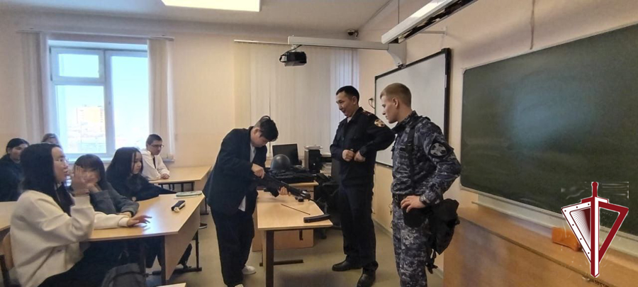 Сотрудники Якутского ОВО Росгвардии провели уроки мужества для учеников СОШ №18  