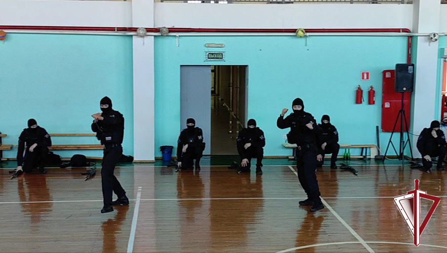 Профориентационная встреча с участием Росгвардии прошла в Нижне-Бестяхском техникуме и СОШ №2