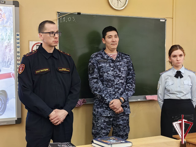 Росгвардейцы в Якутске провели профориентационную встречу с учащимися вечерней школы 