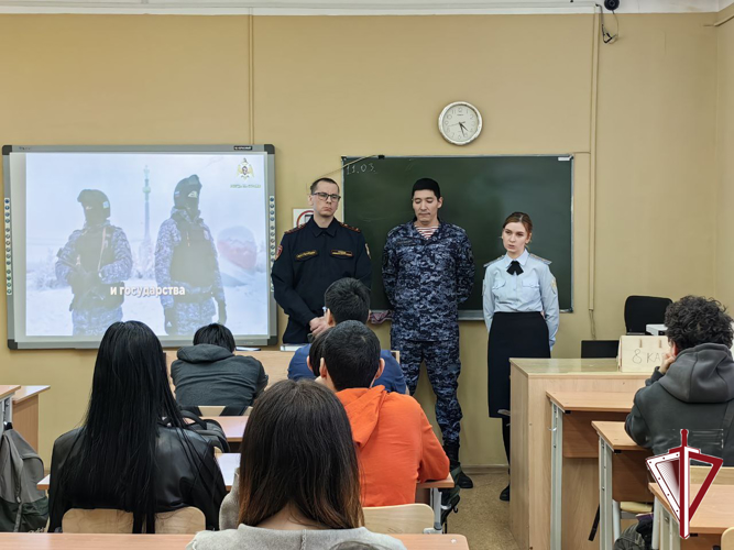 Росгвардейцы в Якутске провели профориентационную встречу с учащимися вечерней школы 