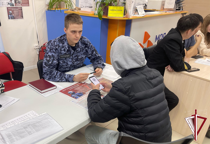 В Якутске офицер отдела кадров Росгвардии принял участие в ярмарке вакансий