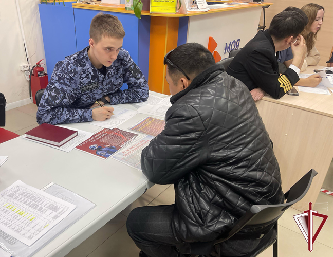 В Якутске офицер отдела кадров Росгвардии принял участие в ярмарке вакансий