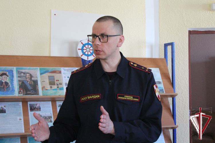 В институте водного транспорта Якутска прошла профориентационная лекция о поступлении на службу в Росгвардию