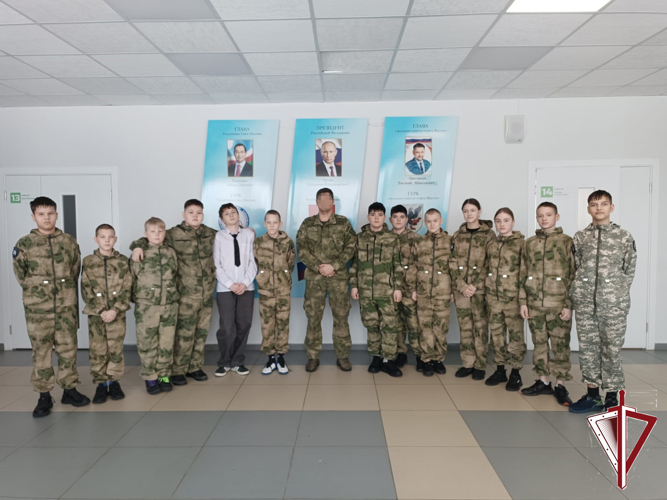 Офицер ОМОН «Бизон» провел урок мужества в Табагинской СОШ