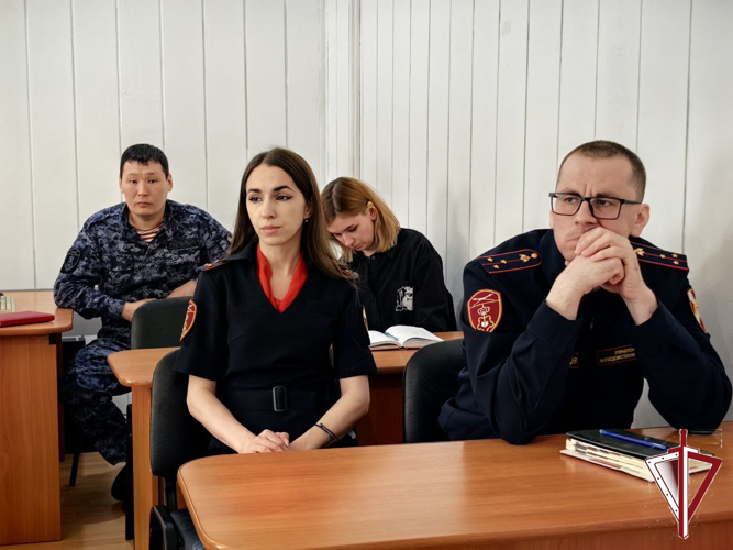 Инспектор ДПС провел лекцию для личного состава УВО Росгвардии о безопасности дорожного движения 
