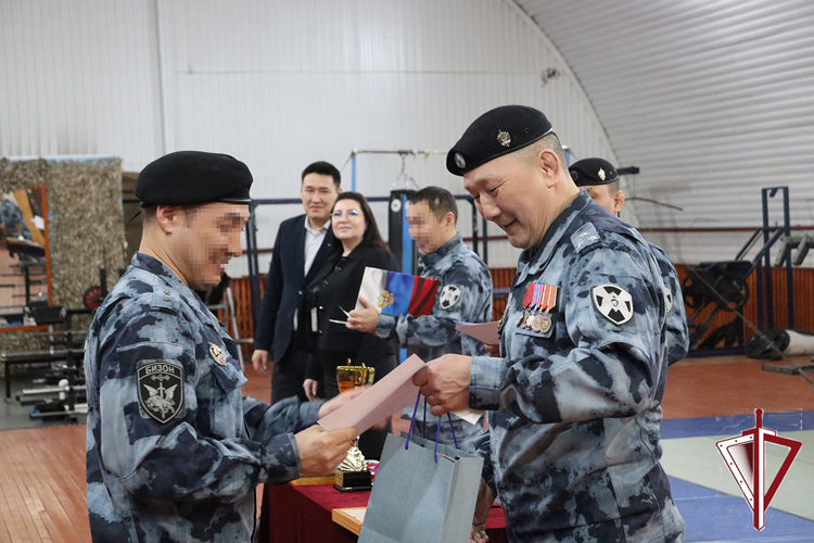 В Якутске омоновцам Росгвардии в день образования отряда вручили ведомственные награды