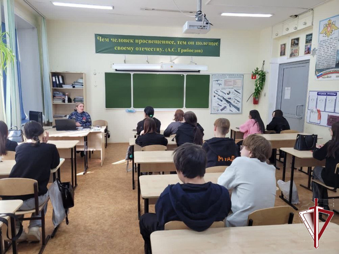 Росгвардия провела профориентационную беседу со студентами в Мирном