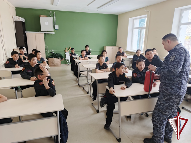 В Гвардейском классе Хатасской СОШ прошел урок на тему пожарной безопасности