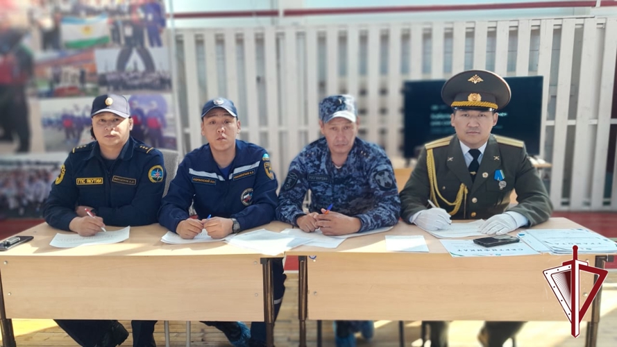 В Нюрбе сотрудники Росгвардии оценивали строевую подготовку школьников сельских поселений