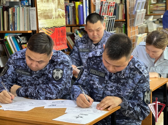 В Якутии сотрудники филиалов и Управления вневедомственной охраны Росгвардии написали Диктант Победы 