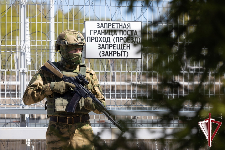 Первый заместитель директора Росгвардии генерал-полковник Юрий Яшин поздравил военнослужащих соединений и воинских частей по охране ВГО и специальных грузов с профессиональным праздником