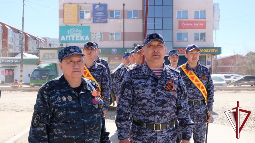 Росгвардейцы в Якутске поздравили ветерана Великой отечественной войны Семена Колтовского с Днём Победы акцией "Поем двором" 