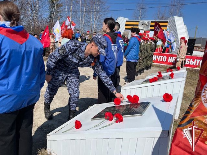 В Олекминске Росгвардия присоединилась к автопробегу «Вахта памяти-2025» и к проведению акции «Георгиевская ленточка»  