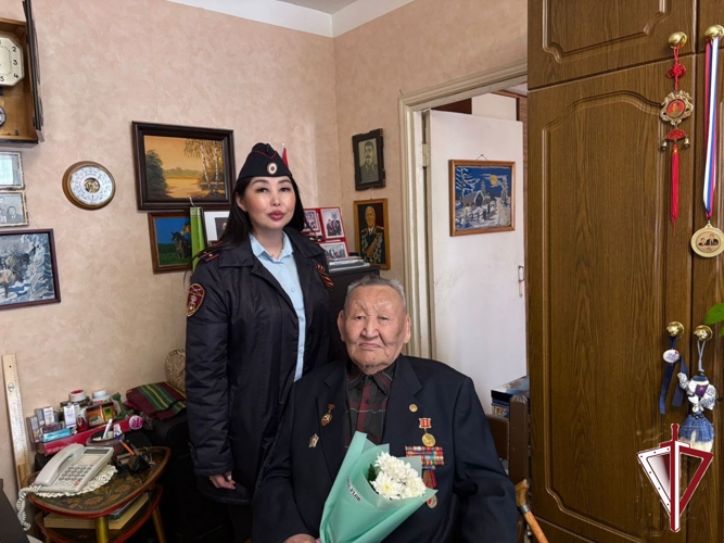 Сотрудники Росгвардии поздравили ветеранов вневедомственной охраны с 80-летием Победы 