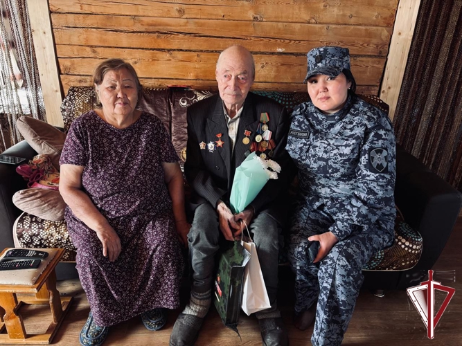 Сотрудники Росгвардии поздравили ветеранов вневедомственной охраны с 80-летием Победы 