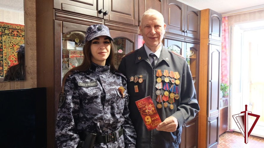Сотрудники Росгвардии поздравили ветеранов вневедомственной охраны с 80-летием Победы 
