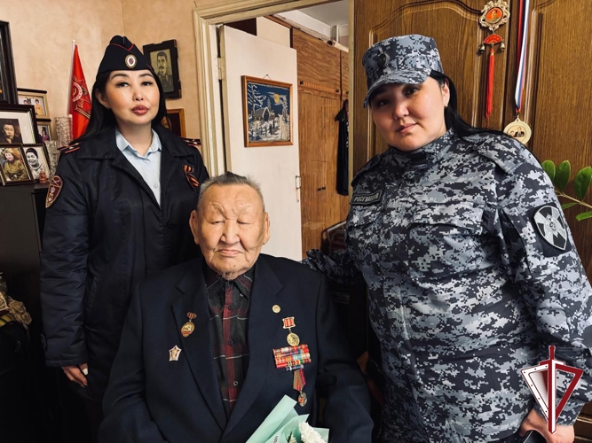 Сотрудники Росгвардии поздравили ветеранов вневедомственной охраны с 80-летием Победы 