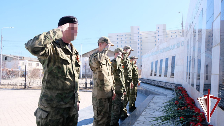 Росгвардейцы в Якутске возложили цветы к мемориалу «Журавли над Ильменем» 