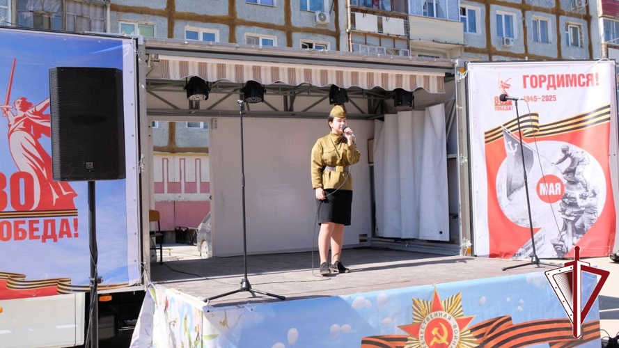 Росгвардейцы в Якутске поздравили ветерана Великой отечественной войны Семена Колтовского с Днём Победы акцией "Поем двором" 