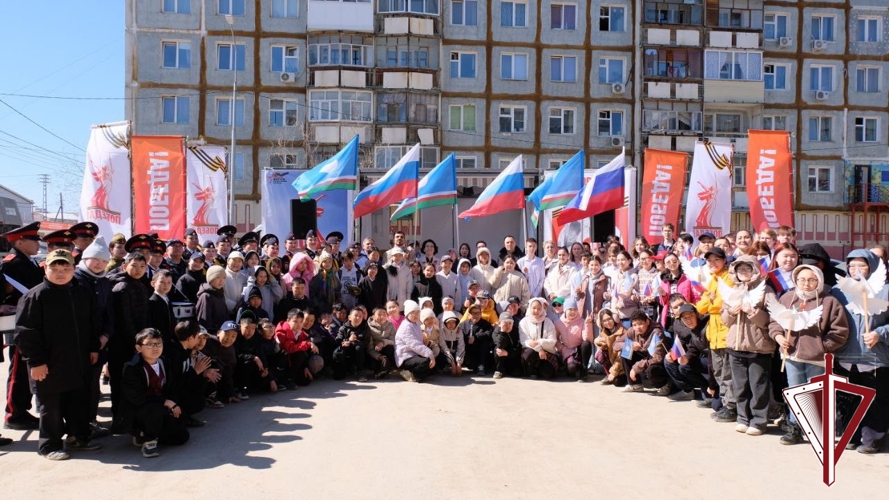 Росгвардейцы в Якутске поздравили ветерана Великой отечественной войны Семена Колтовского с Днём Победы акцией "Поем двором" 