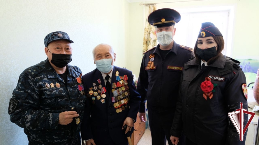Росгвардейцы в Якутске поздравили ветерана Великой отечественной войны Семена Колтовского с Днём Победы акцией "Поем двором" 
