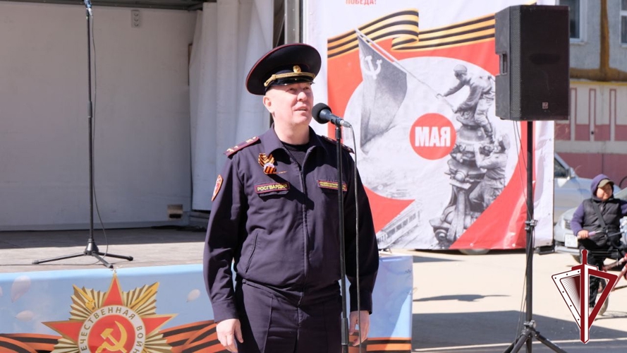 Росгвардейцы в Якутске поздравили ветерана Великой отечественной войны Семена Колтовского с Днём Победы акцией "Поем двором" 