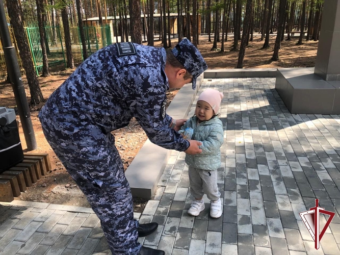 Нерюнгринские росгвардейцы 1 июня в городском парке культуры раздали детям мороженое