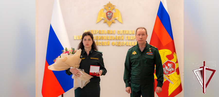 Директор Росгвардии вручил ключи от новой квартиры вдове Героя России майора Марата Тибилова