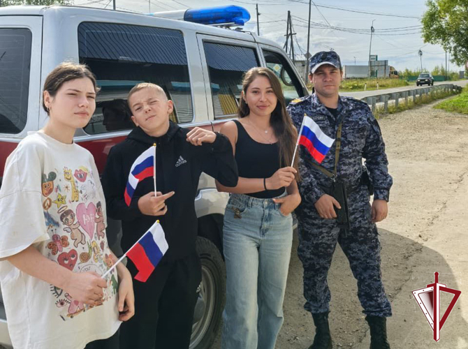 В Алдане сотрудники Росгвардии поздравили жителей с Днем Государственного флага РФ