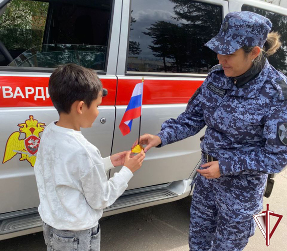 В Нерюнгри росгвардейцы вручили горожанам флажки с триколором
