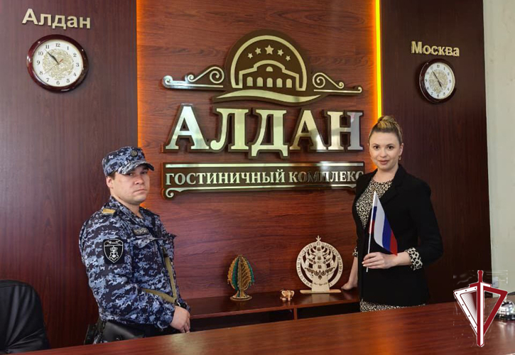 В Алдане сотрудники Росгвардии поздравили жителей с Днем Государственного флага РФ